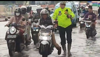 Banjir Rob Dekat Jakarta International Stadium, Jalan Menuju Pelabuhan Tanjung Priok Tersendat